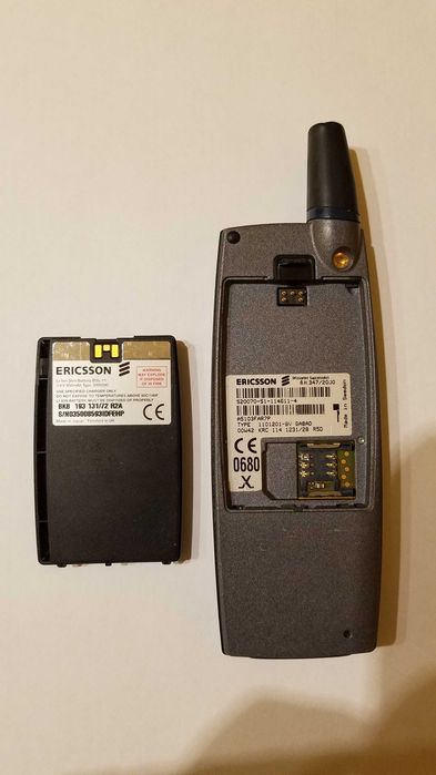 Telefon komórkowy Ericsson R320s kultowy model + ładowarka, pudełko, płyta CD stan BDB