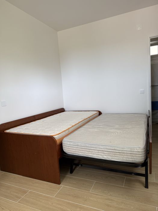 Cama de madeira com colchao  2 em 1