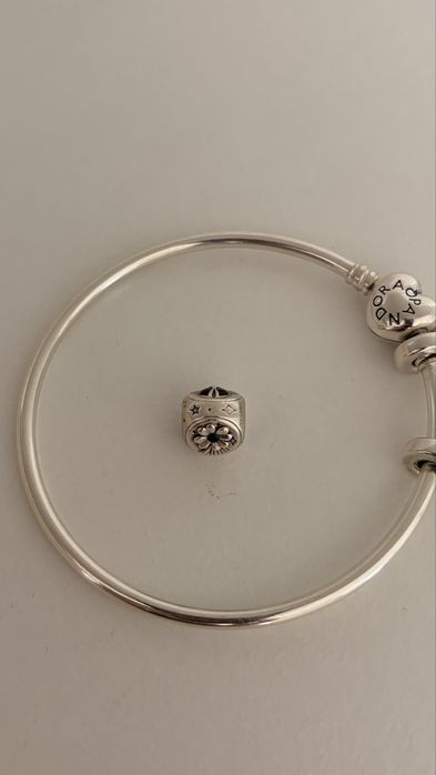 Pulseira Pandora Rígida em Prata (Como Nova) + Charms Originais