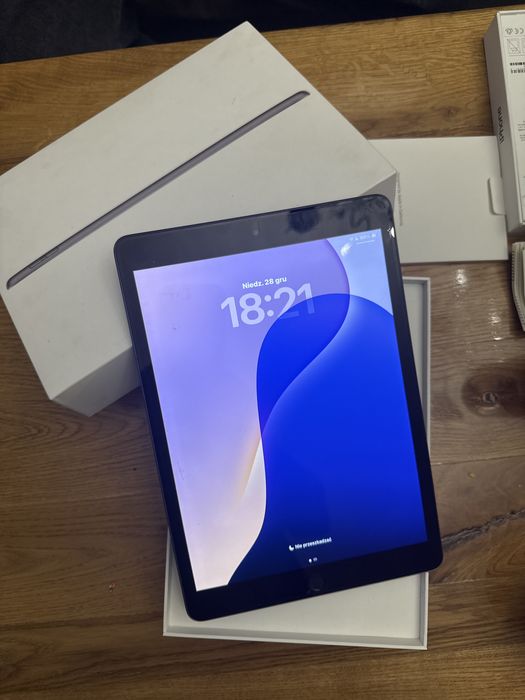 iPad 9. generacji 64 GB + pokrowiec + pudełko + ładowarka
