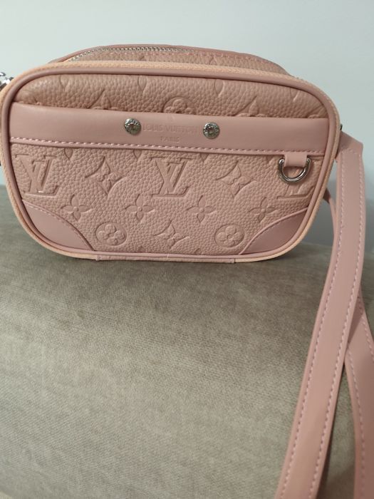 Bolsa tiracolo rosa LV com saco muito arrumação com 2 fechos  prateado