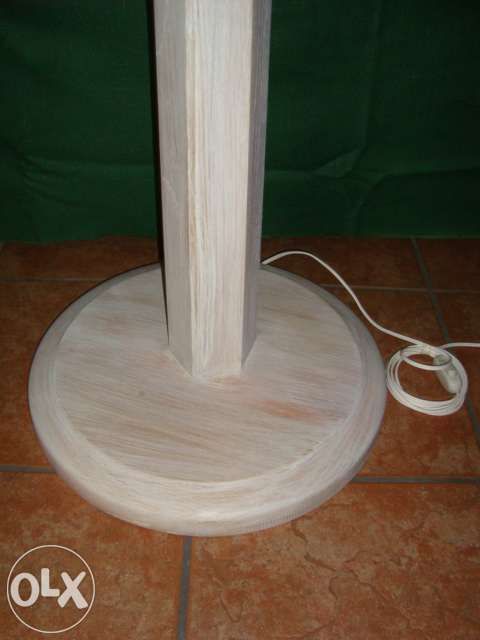 Candeeiro em Decapê branco pé alto 1.70mt