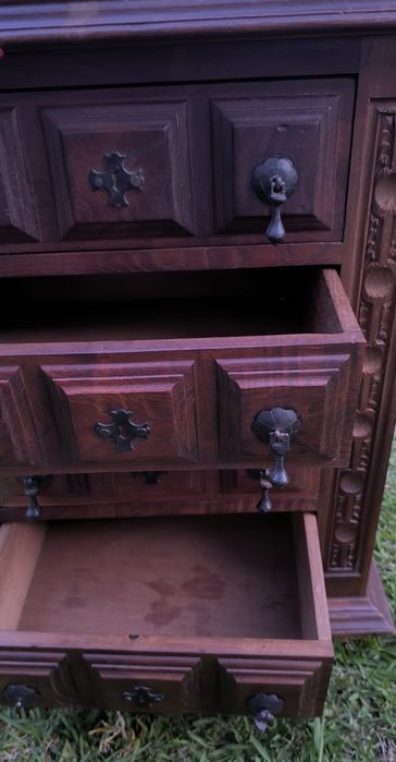 Móvel camiseiro quatro gavetas em madeira maciça de castanho