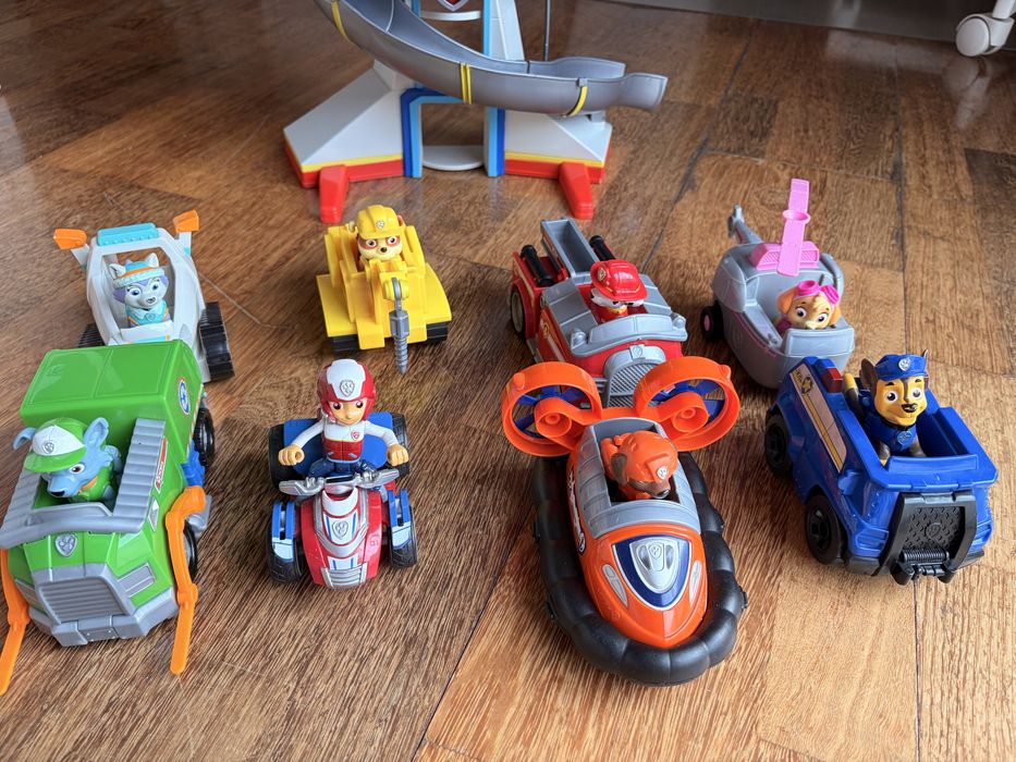 Torre de controlo e bonecos Patrulha Pata