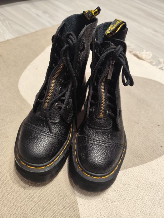 Dr. Martens Sinclair Milled Nappa Leather Platform – Czarne glany na platformie z zamkiem