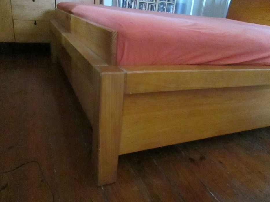Cama de casal em madeira maciça, cor mel
