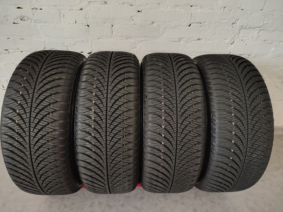 НОВІ  ШИНИ 215/55 17 Goodyear  всезезон