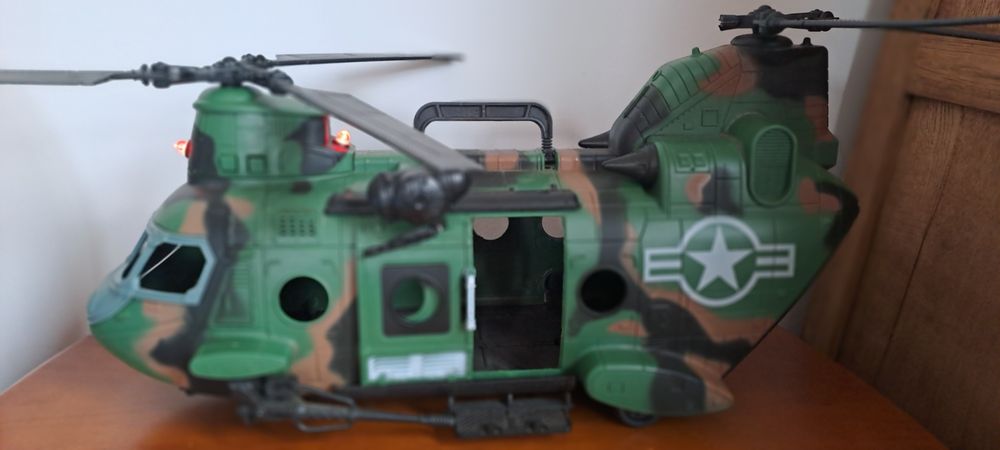 Conjunto de brinquedos, helicóptero militar, jipe e soldado