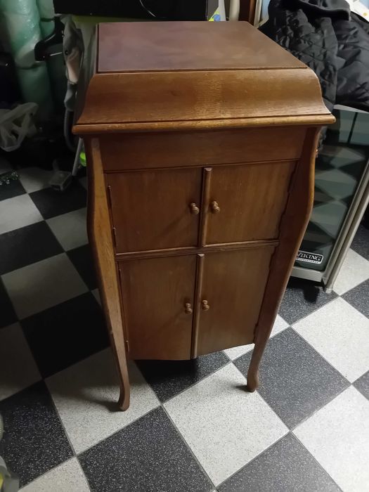 Stary gramofon szafkowy