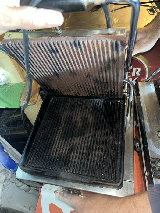 Tostadeira com chapa lisa