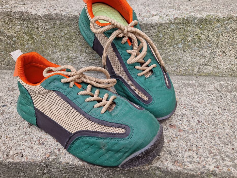 Duże buty sportowe Adidasy