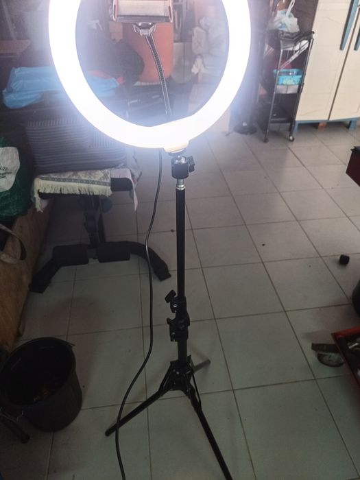 Aro de luz com varias cores com tripé