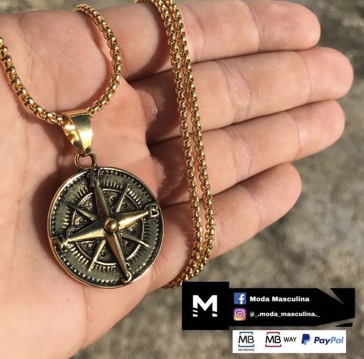 Colar dourado bússola em aço