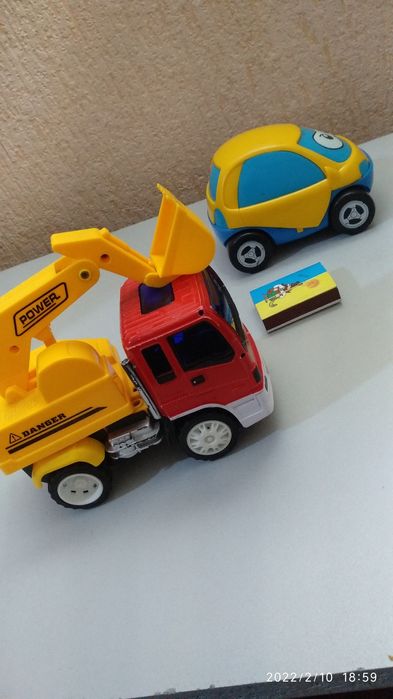 Дитячі іграшкові машинки