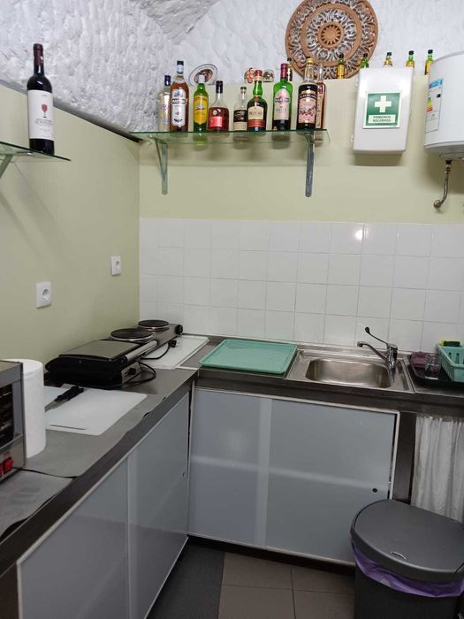Equipamento de Cafetaria – Vitrine, Bancadas Inox e Máquinas