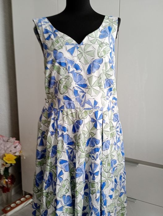 Piękna sukienka damska we wzory