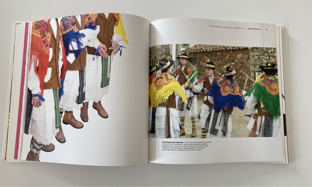 Livro “Trajes Regionais”, de Cristina L. Duarte (Livro CTT com Selos)