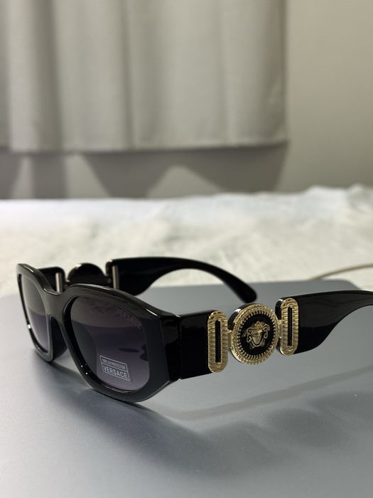 Óculos de Sol Versace Preto com Detalhes Dourados