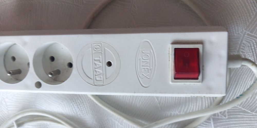 Przedłużacz elektryczny 5 punktowy z uziemieniem 3 mb.