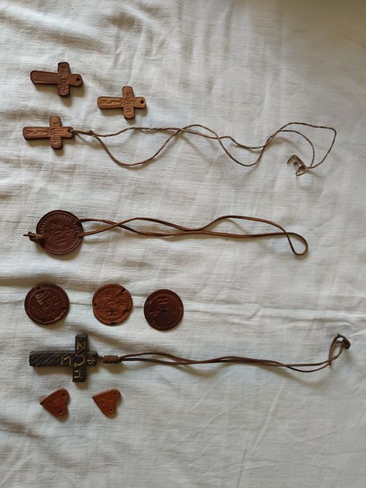 Skórzane zawieszki, krzyżyk drewniany, Ruch światło życie dewocjonalia