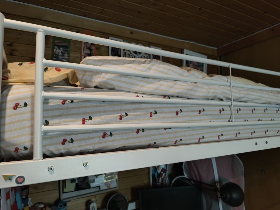 Cama branca em ferro