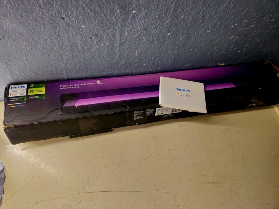 Liniowy reflektor zewnętrzny Philips Hue Amarant.