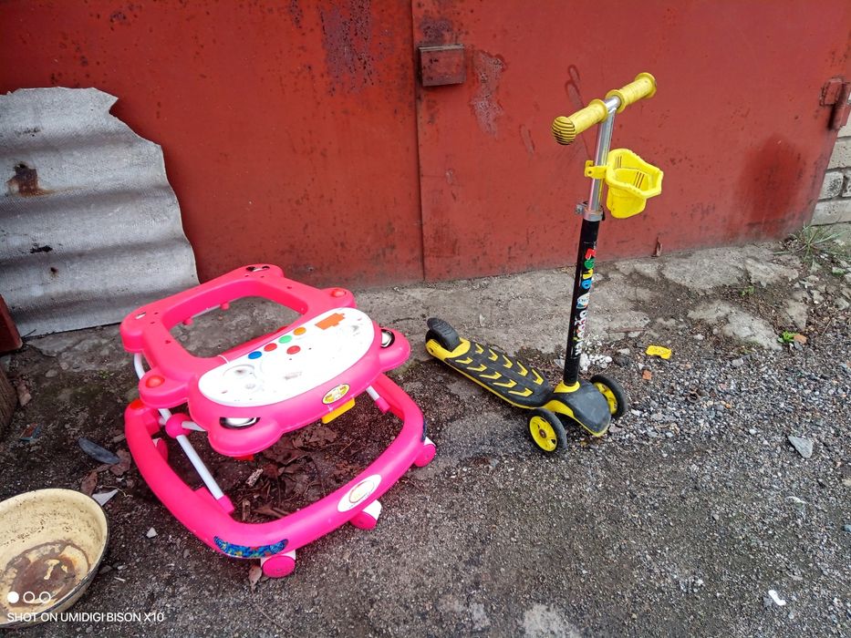 Детский самокат и ходунки