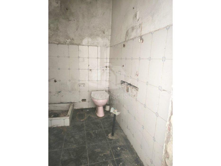 Prédio de 2 pisos para remodelação no Bairro de São João em Camarate