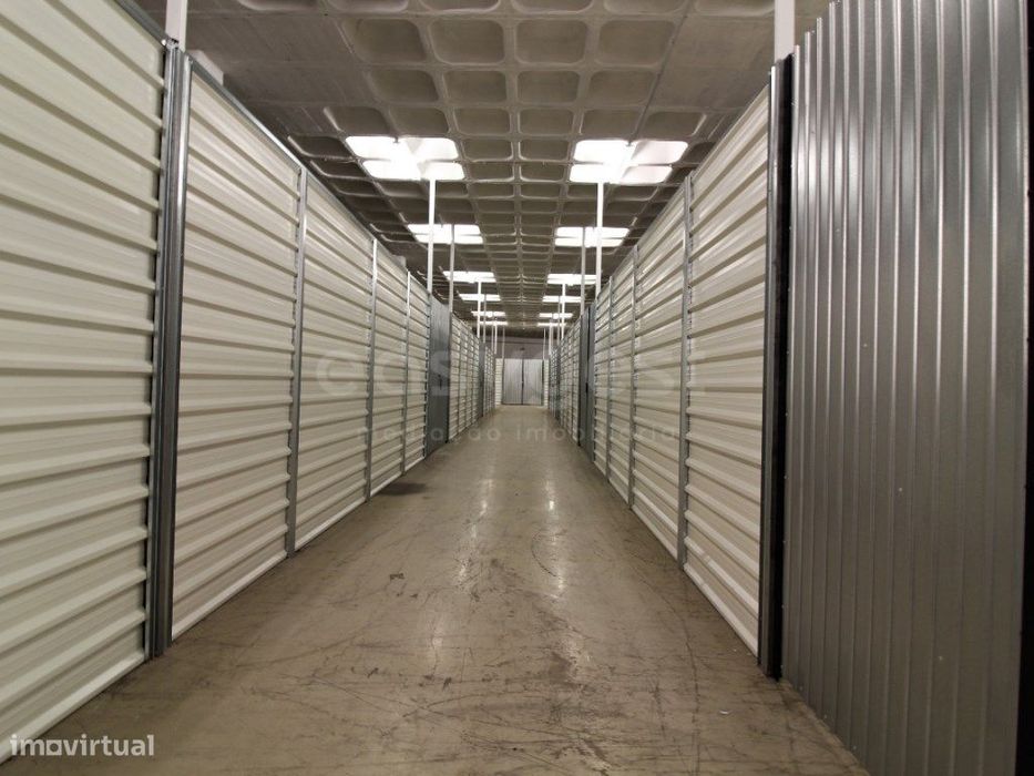 Armazém situado em Zona Industrial em Alhos Vedros - 90m²