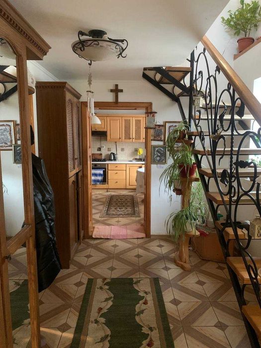 Триповерховий будинок у центрі Яремче 300 м²