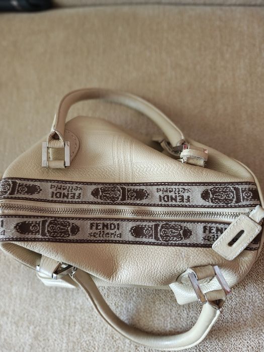 Fendi. Італія. Шкіряна зручна вмістка сумка.