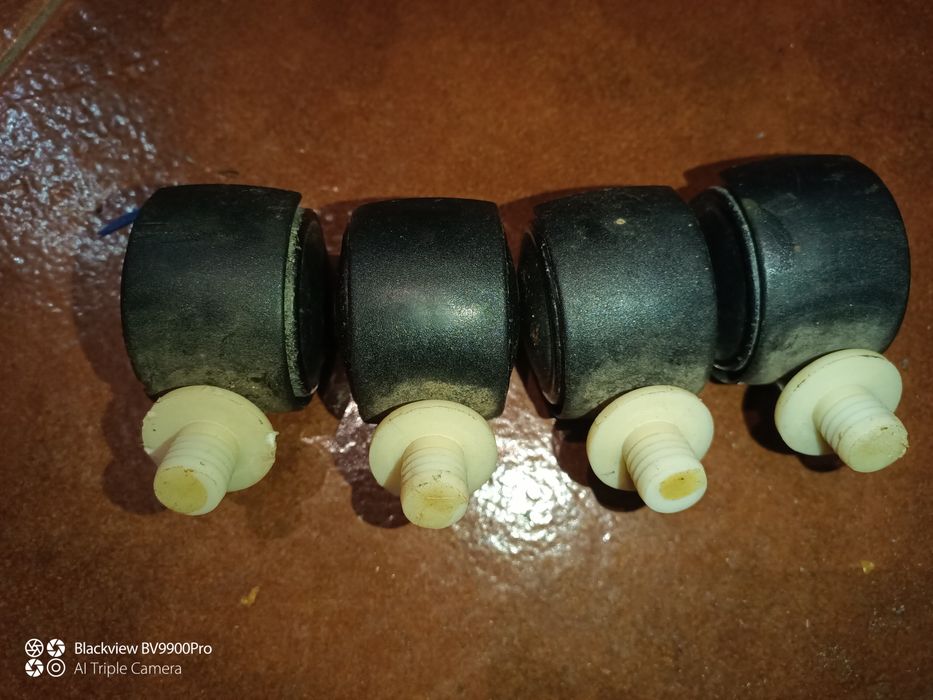 Quatro rodas pequenas de carrinhos de apoio