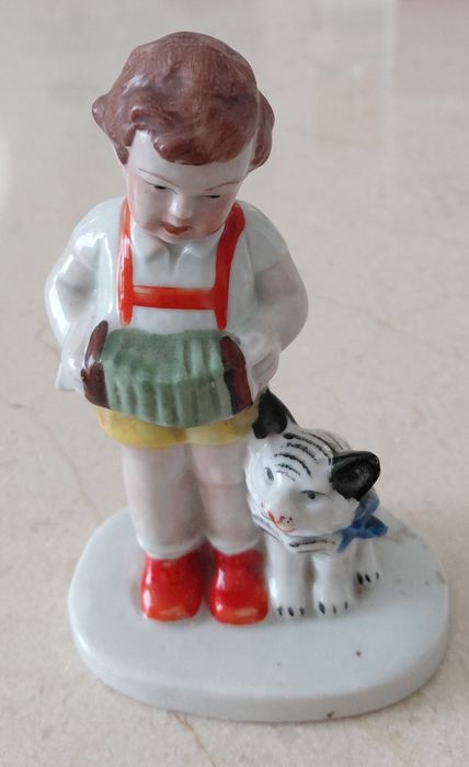 Rapaz e gato porcelana