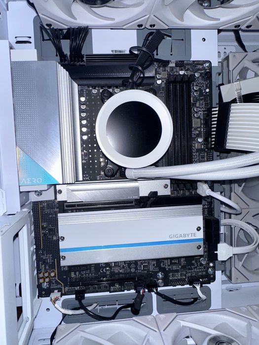 Материнська плата  GIGABYTE B650 AERO G