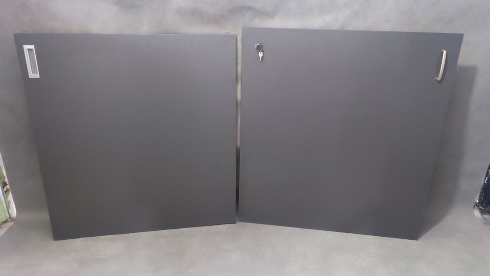 Drzwi przesuwne w kolorze grafitowym .