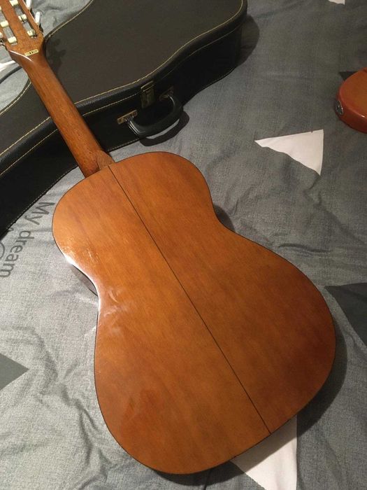 Продам корейську класичну гітару з кофром