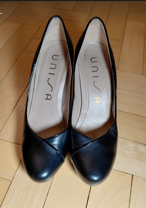 Czułenka czarne , skórzane na obcasie UNISA