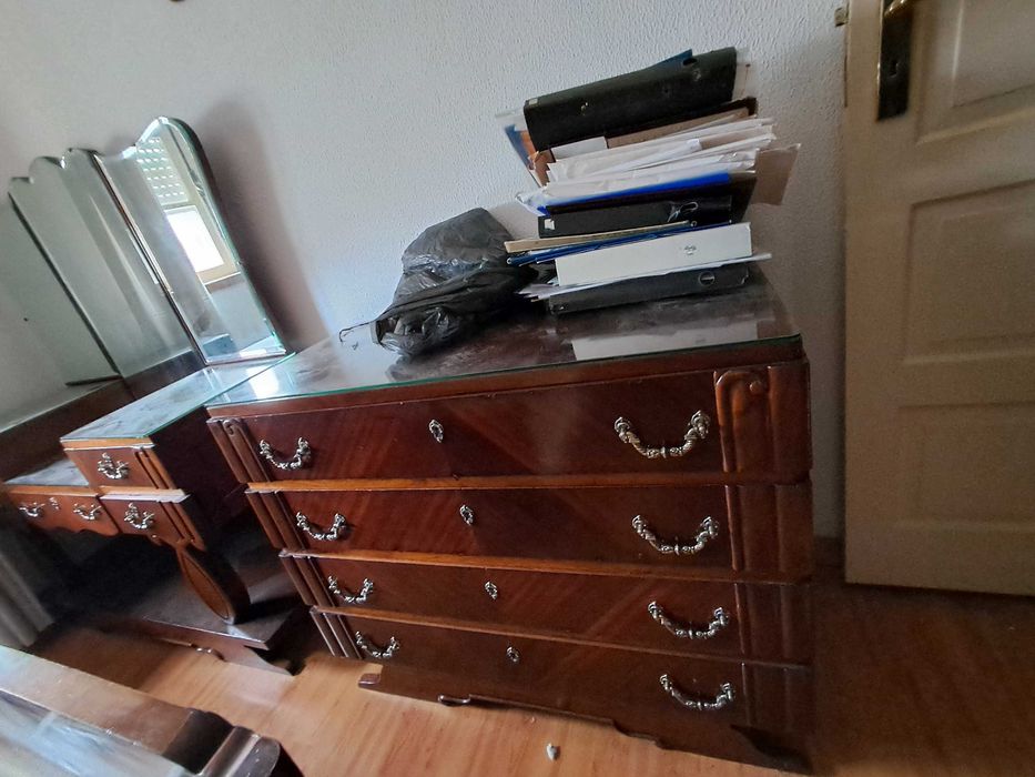 Mobilia de quarto casal, madeira maciçacom grande qualidade.