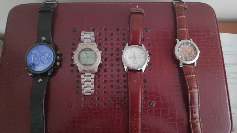 Vendo os relógios pulso das fotos citizen festina swiss pulsar