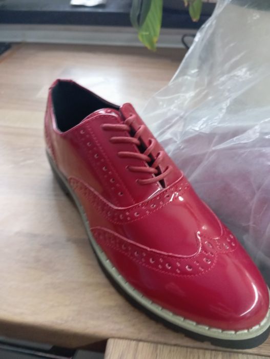 Buty typu Oxford z czerwonej lakierowanej skóry