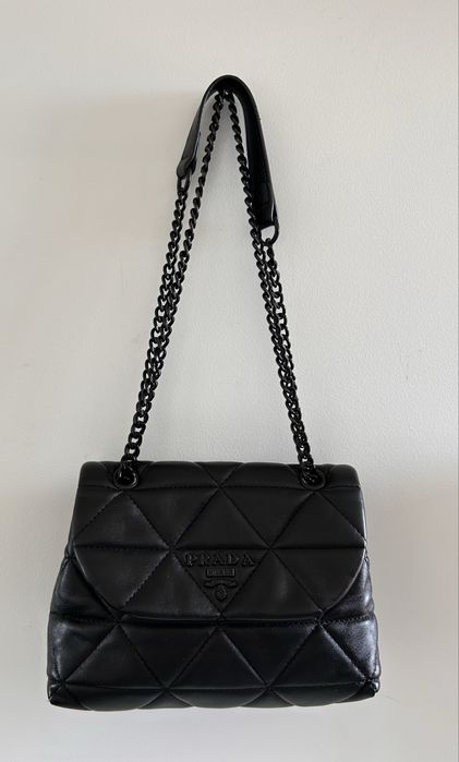 Carteira Prada muito bonita usada 2 vezes, preta e com alça regulavel.