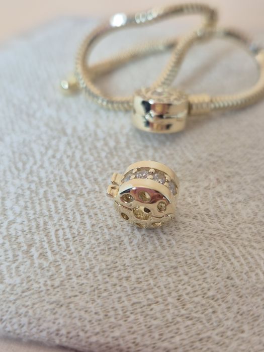 Złoty charms Stoper okrągły z białymi cyrkoniami 585