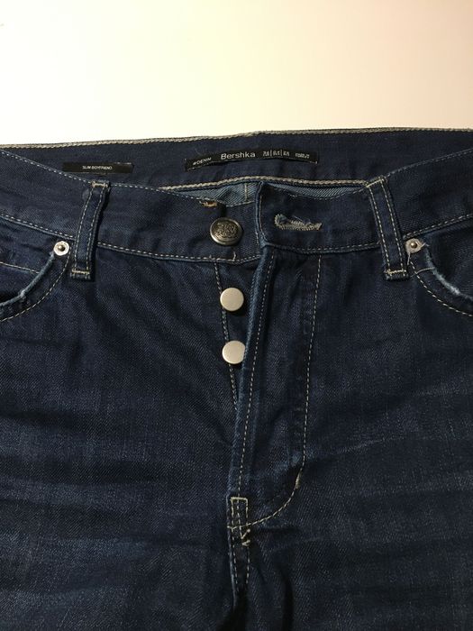 Spodnie boyfriend jeansy z dziurami firmy Bershka