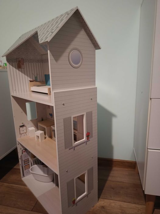 Drewniany domek dla lalek + lalki i garderoba