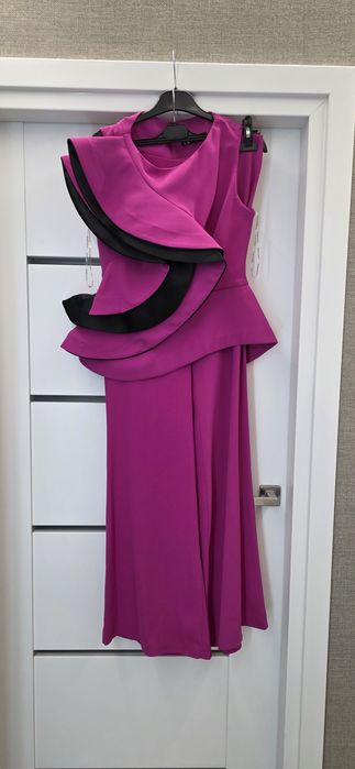 Elegancki komplet z efektowną falbaną