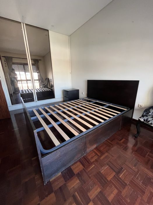 Cama de casal preta estilo IKEA