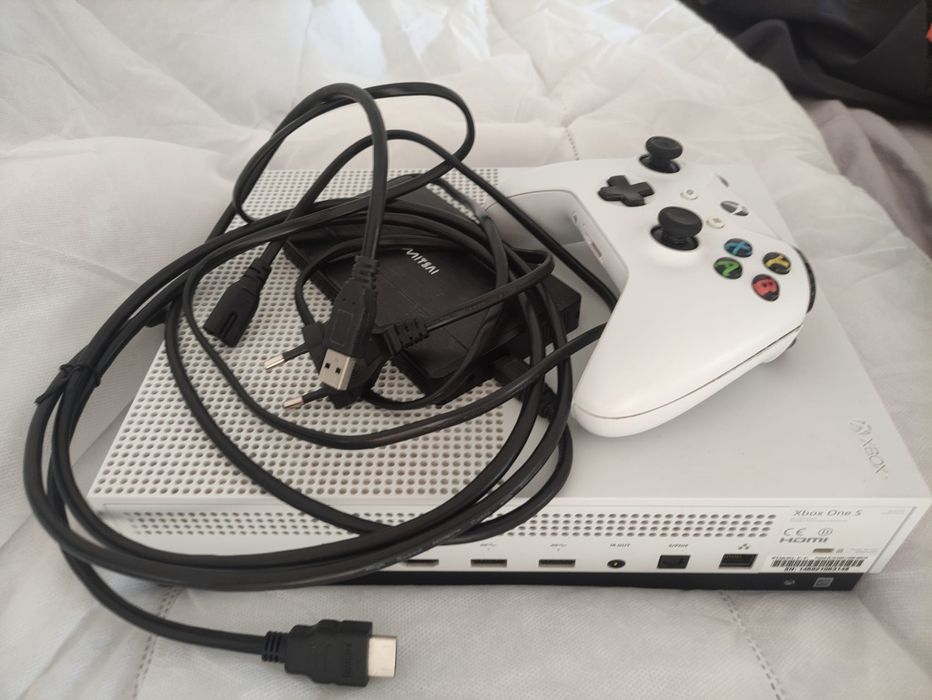 Xbox One S 500GB + 2 jogos + Disco Externo 1TB