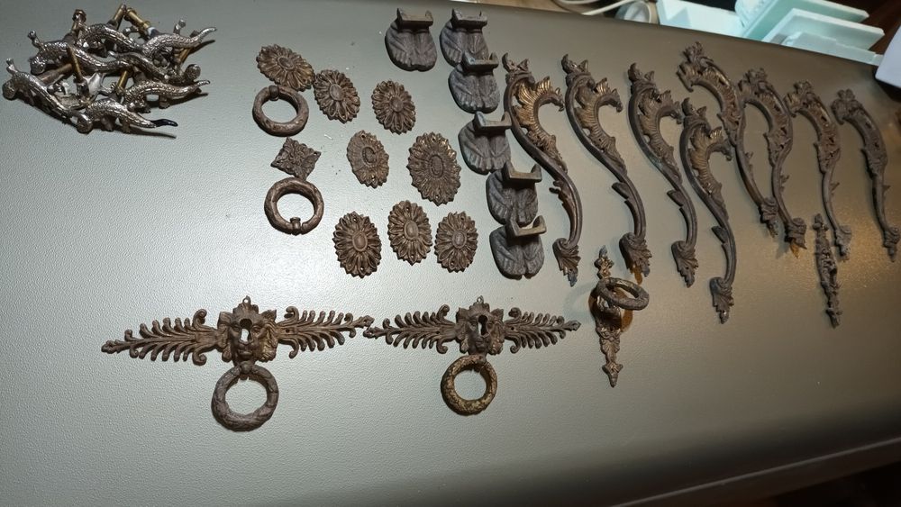 Puxadores, pés e ornamentos em latão dourado velho devido ao uso