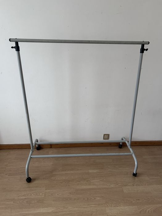 Charriot / Cabideiro IKEA Vintage com Rodas – Antigo e Robusto
