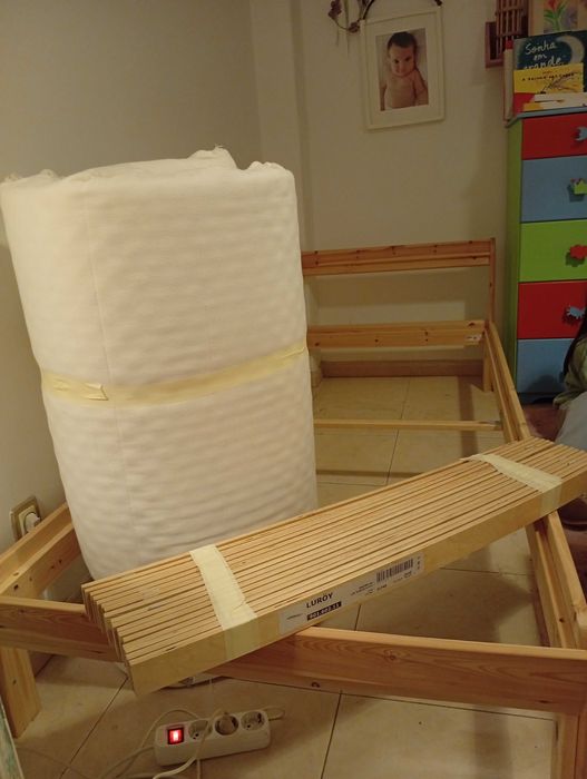 Estrutura de cama em pinho e estrado do IKEA
